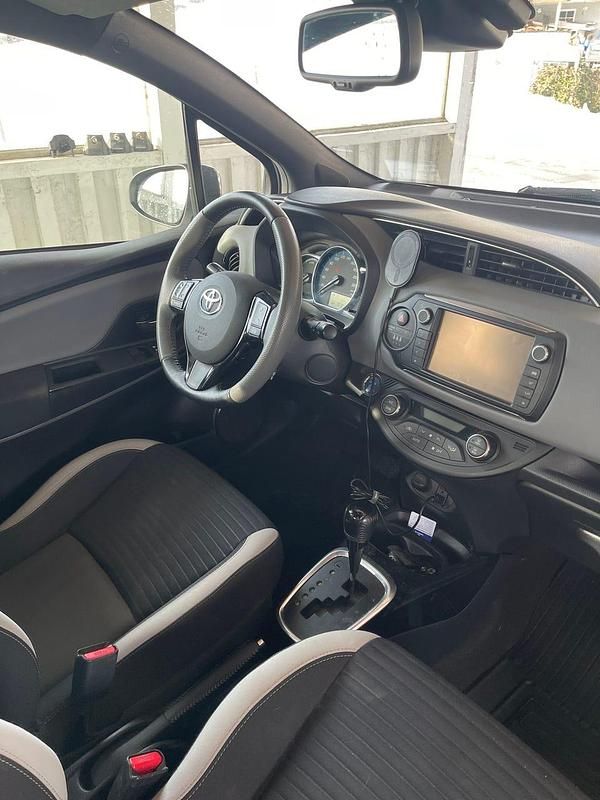 Begagnad Toyota Yaris Hybrid 101 HK (74 kW) 2016 Bitone