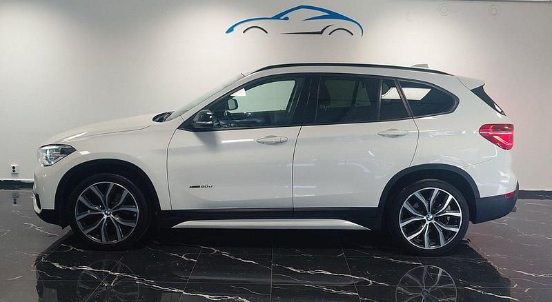 Vit Begagnad 2015 BMW X1 Sport Line SUV | 184 900 kr (Marknadspris) - Bild 1/4