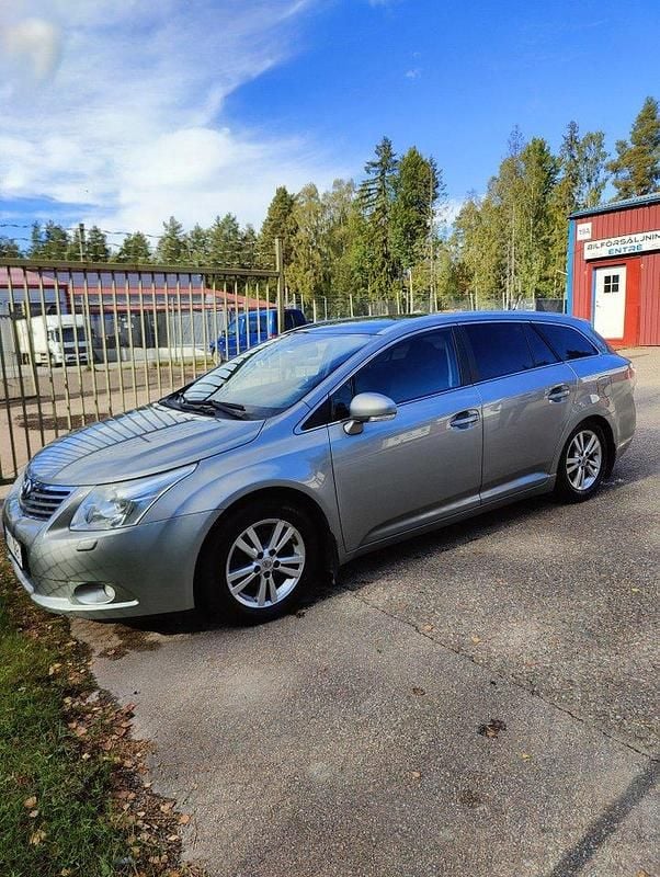 Grå Begagnad 2009 Toyota Avensis Business Edition Kombi | 55 000 kr (Marknadspris) - Bild 1/4