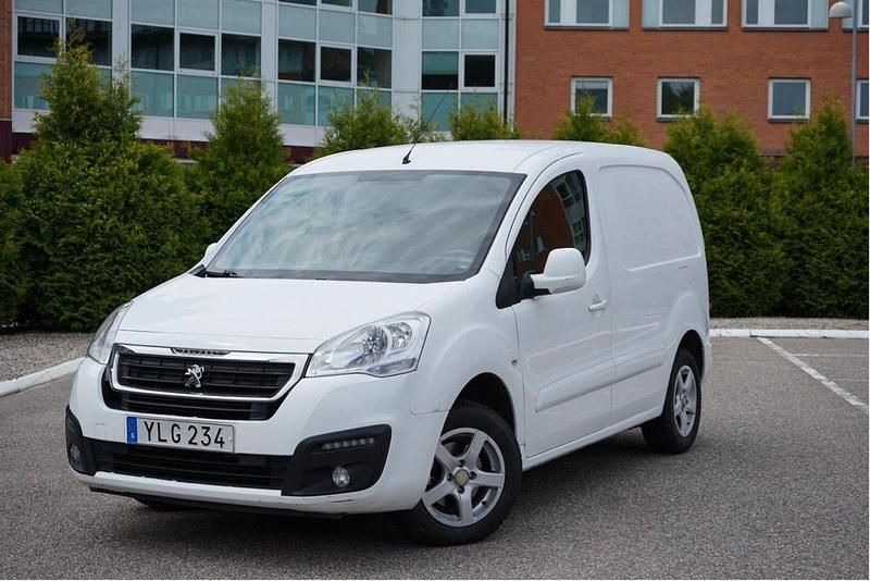 Vit Begagnad 2017 Peugeot Partner Minibuss | 76 900 kr (Marknadspris) - Bild 1/4