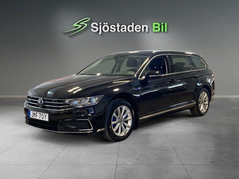 Svart Begagnad 2022 VW Passat GTE Kombi | 259 900 kr (Marknadspris) - Bild 1/3