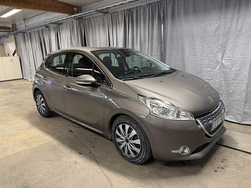 Ljusgrå Begagnad 2012 Peugeot 208 Halvkombi | 49 900 kr (Marknadspris) - Bild 1/4