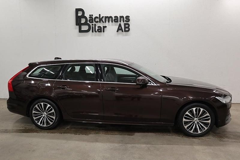 Begagnad Volvo V90 Momentum 190 HK (139 kW) 2019 Maple brown met. Kombi