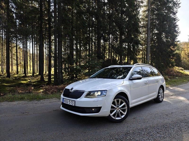 Vit Begagnad 2016 Skoda Octavia Kombi | 120 000 kr (Dyr) - Bild 1/4
