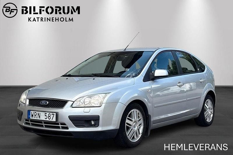 Silver Begagnad 2005 Ford Focus Halvkombi | 24 900 kr (Marknadspris) - Bild 1/4