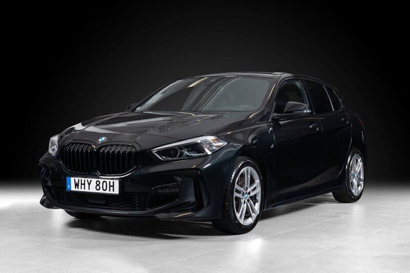 Svart Begagnad 2021 BMW 118 M Sport Halvkombi | 279 000 kr (Lite dyr) - Bild 1/4