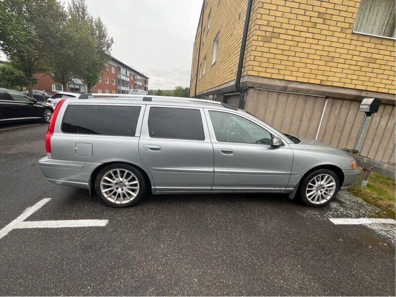 Silver Begagnad 2007 Volvo V70 Momentum Kombi | 40 000 kr (Marknadspris) - Bild 1/4