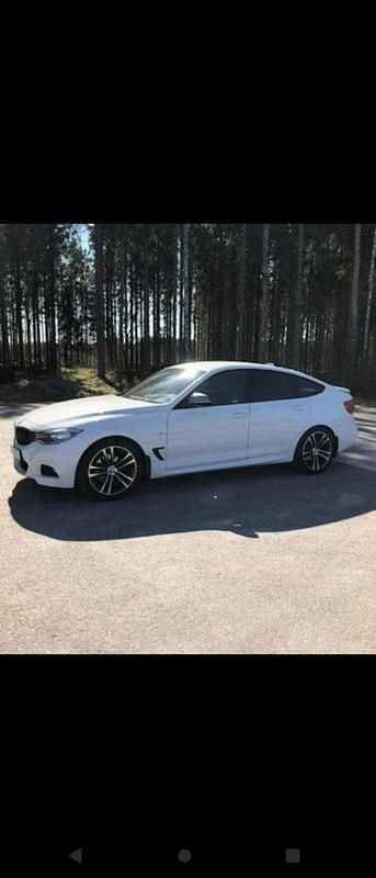 Vit Begagnad 2015 BMW 320 Gran Turismo M Sport Halvkombi | 155 000 kr (Marknadspris) - Bild 1/4
