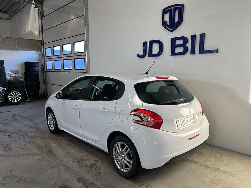 Begagnad Peugeot 208 Active 82 HK (60 kW) 2014 Vit Halvkombi