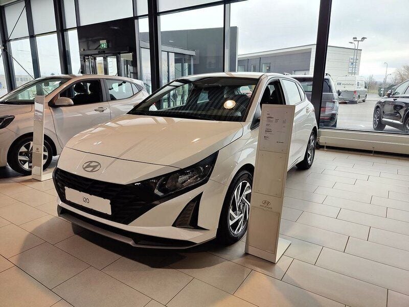 Vit Begagnad 2024 Hyundai i20 Essential Halvkombi | 221 900 kr (Bra pris) - Bild 1/4