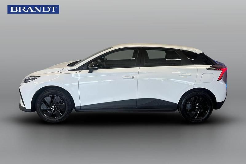 Begagnad MG MG4 EV 125 kW (171 HK) 2023 Vit Halvkombi