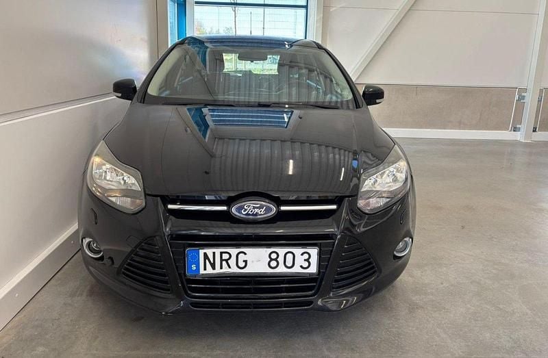 Svart Begagnad 2012 Ford Focus Titanium Halvkombi | 65 000 kr (Marknadspris) - Bild 1/4