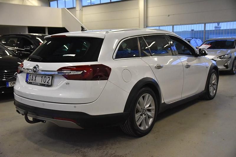 Begagnad Opel Insignia Country Tourer Business 163 HK (119 kW) 2013 Vit Kombi