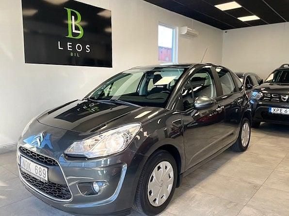 Grå Begagnad 2012 Citroën C3 Halvkombi | 59 900 kr (Marknadspris) - Bild 1/4