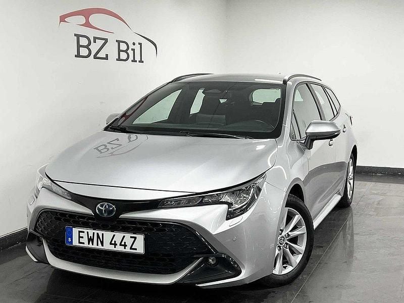Silver Begagnad 2023 Toyota Corolla Active Kombi | 199 900 kr (Bra pris) - Bild 1/4