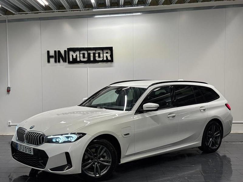 Begagnad BMW 330 M Sport 292 HK (214 kW) 2023 Vit Kombi