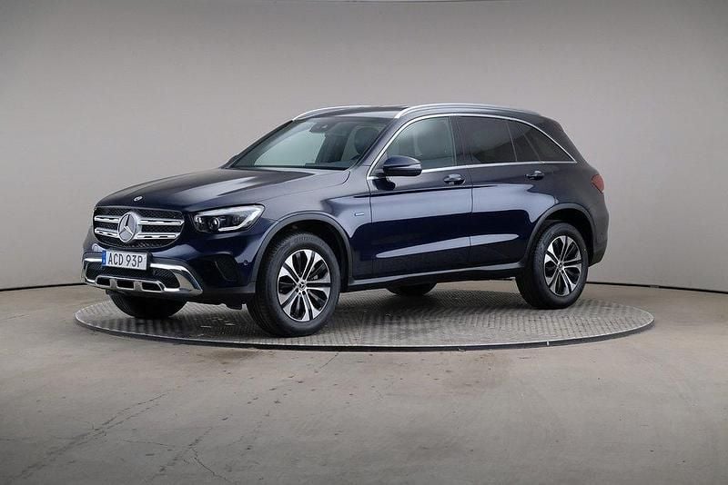 Mörkblå Begagnad 2020 Mercedes GLC300e Premium SUV | 379 000 kr (Bra pris) - Bild 1/4