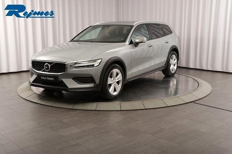 Grå Begagnad 2024 Volvo V60 CC Core Kombi | 409 900 kr (Marknadspris) - Bild 1/4