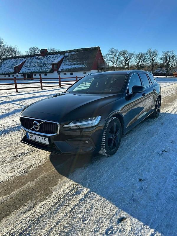 Black stone Begagnad 2021 Volvo V60 Momentum Kombi | 239 000 kr (Marknadspris) - Bild 1/4