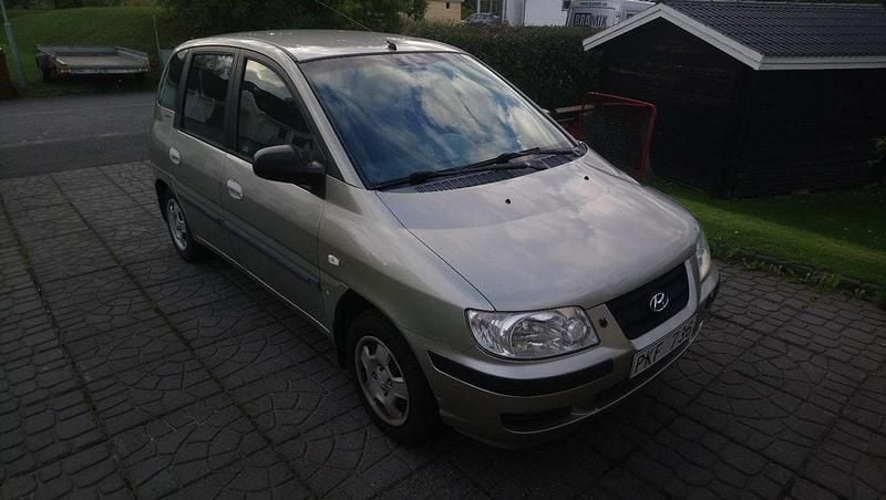 Brun Begagnad 2003 Hyundai Matrix Minibuss | 7 000 kr - Bild 1/4