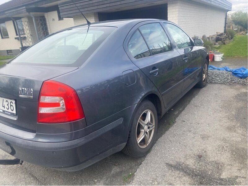 Grå Begagnad 2008 Skoda Octavia Halvkombi | 20 000 kr (Bra pris) - Bild 1/4