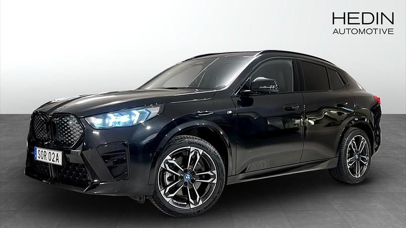 Svart (black) Begagnad 2024 BMW iX2 M Sport SUV | 499 900 kr (Lite dyr) - Bild 1/4