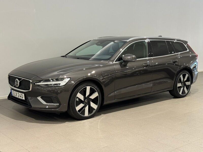 Grå Ny 2024 Volvo V60 Plus Kombi | 519 500 kr (Marknadspris) - Bild 1/3