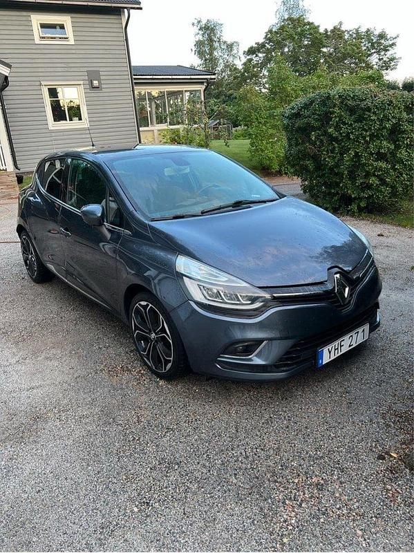 Grå Begagnad 2017 Renault Clio IV Intens Halvkombi | 74 000 kr (Marknadspris) - Bild 1/4