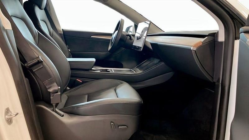 Begagnad Tesla Model Y Long Range AWD 378 kW (514 HK) 2024 Vit SUV