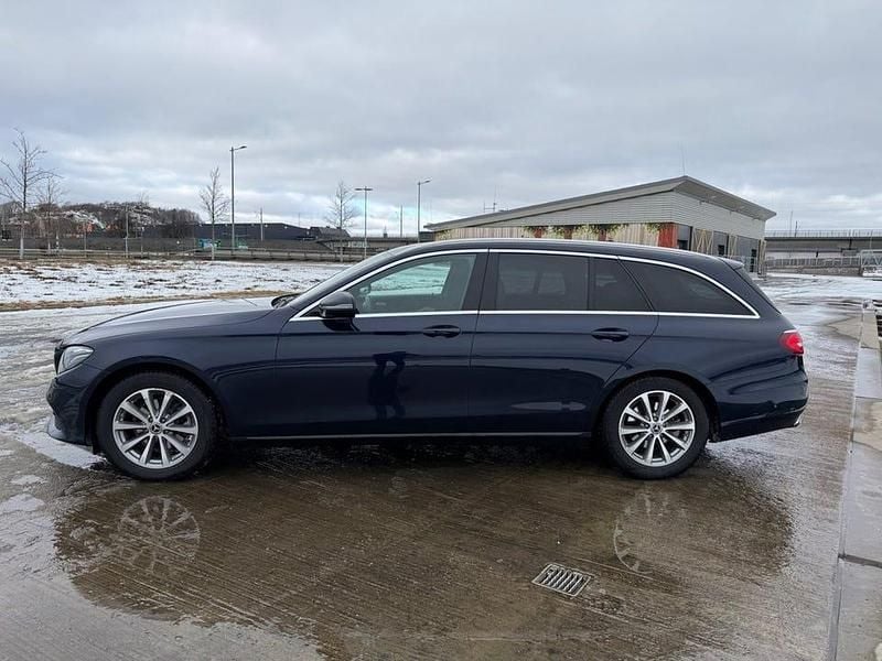 Begagnad Mercedes E220 Avantgarde 194 HK (142 kW) 2018 Blå metallic