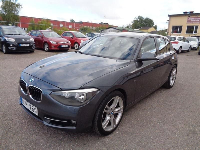 Grå Begagnad 2011 BMW 118 Sport Line Halvkombi | 89 900 kr (Lite dyr) - Bild 1/4