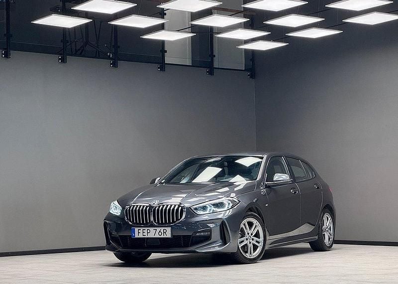 Grå Begagnad 2021 BMW 118 M Sport Halvkombi | 259 900 kr (Lite dyr) - Bild 1/3