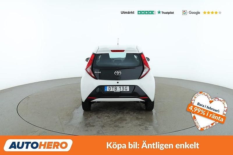 Begagnad Toyota Aygo X-play 72 HK (52 kW) 2020 Vit Halvkombi