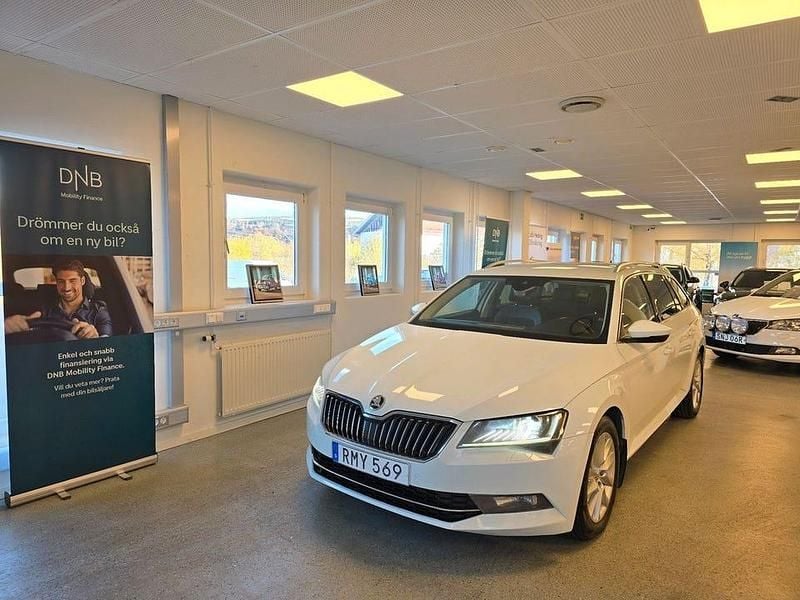 Vit Begagnad 2018 Skoda Superb Business Line Kombi | 149 900 kr (Bra pris) - Bild 1/4