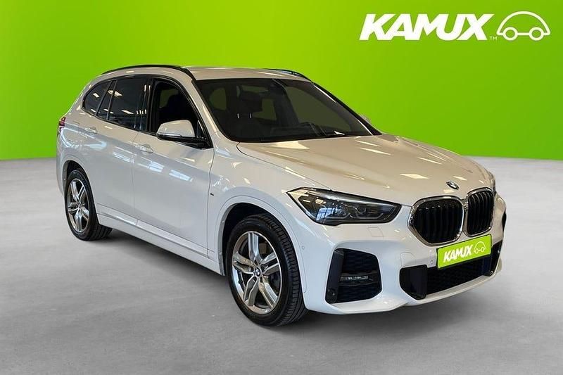 Vit Begagnad 2020 BMW X1 M Sport SUV | 209 900 kr (Marknadspris) - Bild 1/4