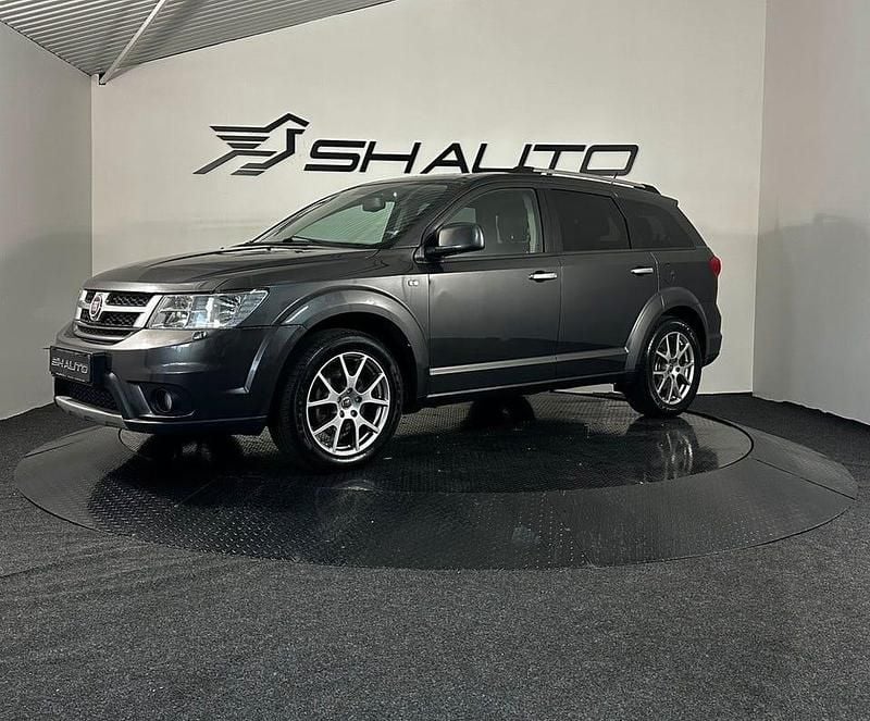 Grå Begagnad 2015 Fiat Freemont Sport SUV | 124 900 kr (Dyr) - Bild 1/4