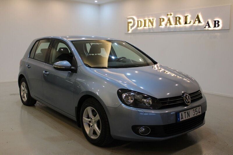 Ljusblå (blå) Begagnad 2010 VW Golf Halvkombi | 64 900 kr (Marknadspris) - Bild 1/4
