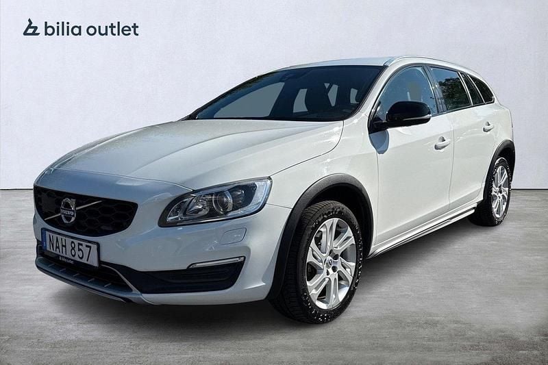 Vit Begagnad 2016 Volvo V60 CC Momentum Kombi | 149 900 kr (Bra pris) - Bild 1/4