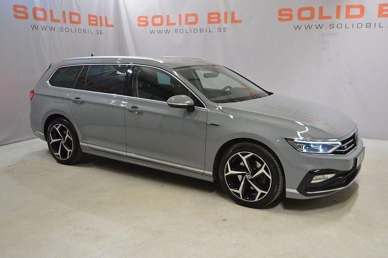 Grå Begagnad 2022 VW Passat R-line Kombi | 229 900 kr (Marknadspris) - Bild 1/4