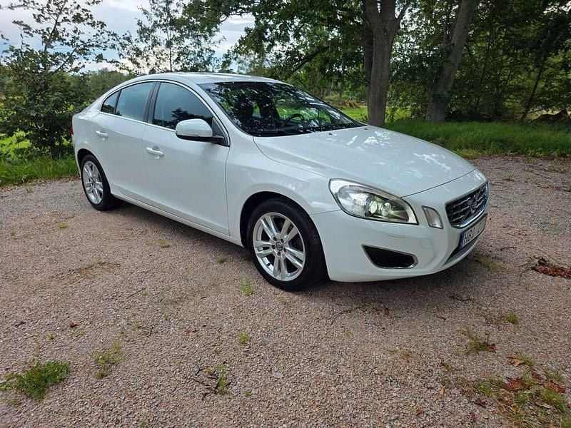 Vit Begagnad 2011 Volvo S60 Momentum Sedan | 72 800 kr (Marknadspris) - Bild 1/4
