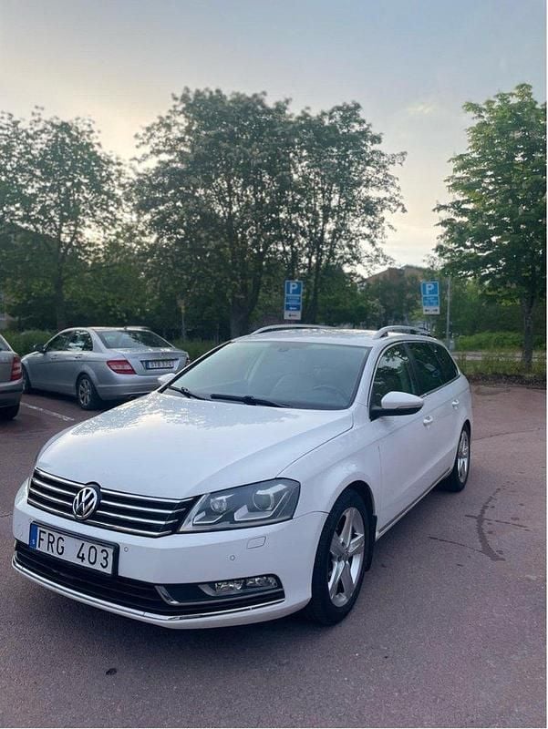 Vit Begagnad 2013 VW Passat Kombi | 95 000 kr (Marknadspris) - Bild 1/4