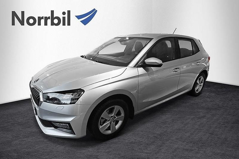 Brilliant silver metallic Begagnad 2024 Skoda Fabia Selection Halvkombi | 199 000 kr (Bra pris) - Bild 1/4