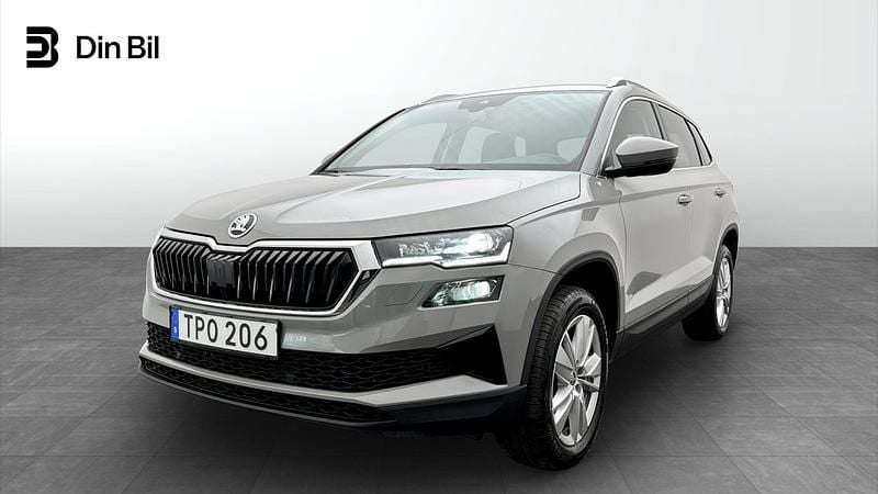 Steel grey Begagnad 2023 Skoda Karoq Style SUV | 329 900 kr (Marknadspris) - Bild 1/4