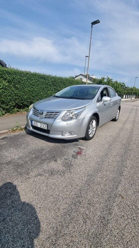 Silver Begagnad 2011 Toyota Avensis Business Edition Sedan | 98 000 kr (Bra pris) - Bild 1/4