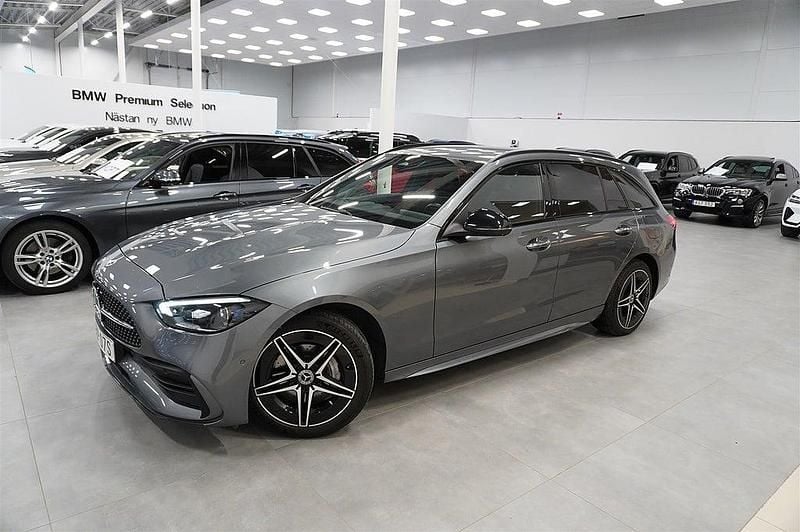 Grå Begagnad 2022 Mercedes C300e Premium Kombi | 389 900 kr (Dyr) - Bild 1/4