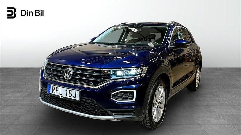 Blå (atlantik blue metallic) Begagnad 2018 VW T-Roc SUV | 209 900 kr (Marknadspris) - Bild 1/4