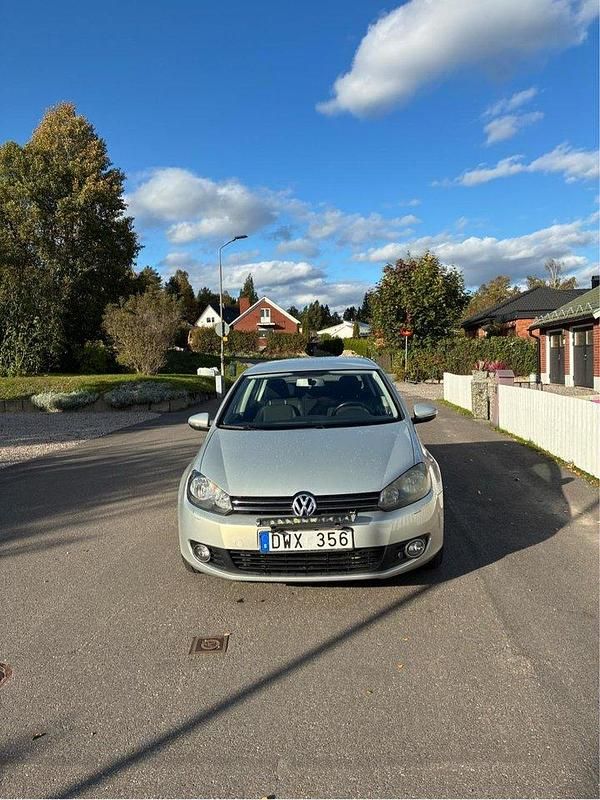 Brun Begagnad 2010 VW Golf Halvkombi | 37 500 kr (Marknadspris) - Bild 1/4
