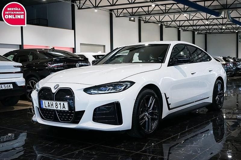 Vit Begagnad 2022 BMW i4 M Sport Sedan | 459 500 kr (Bra pris) - Bild 1/4