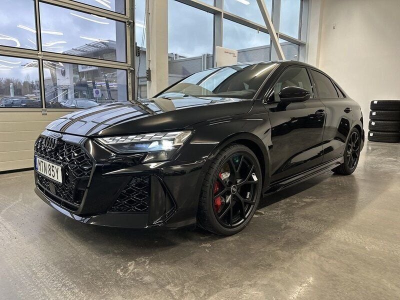 Svart (mytsvart metallic) Ny 2025 Audi RS3 Halvkombi | 745 000 kr (Superpris) - Bild 1/4