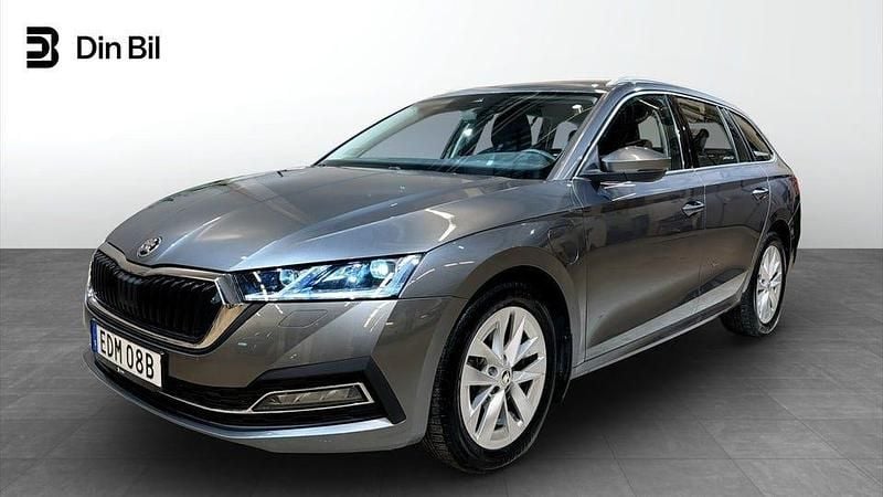 Graphite grey metallic Begagnad 2024 Skoda Octavia Style Kombi | 309 500 kr (Marknadspris) - Bild 1/4